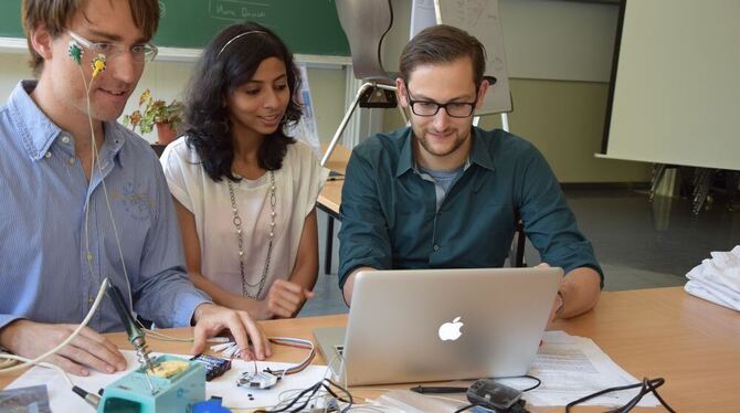 Die Ärzte Holger Hengel (links) und Felix Bernhard aus der Neurologie arbeiten gemeinsam mit MBA Studentin Kalpana Rani Manjre G