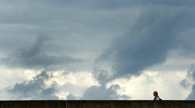 Wolken ziehen über den Westpark in Bochum. Tief »Jonas« bringt pünktlich zum meteorologischen Herbstanfang Wind, Regen und de
