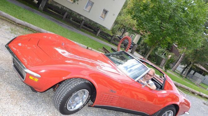 Seit einem Jahr zusammen: Jörg Scherieble und seine rote Corvette von General Motors.  GEA-FOTO: CONZELMANN