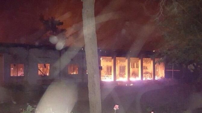 Ein brennendes Gebäude der Klinik nach dem US-Luftangriff. Foto: Ärzte ohne Grenzen