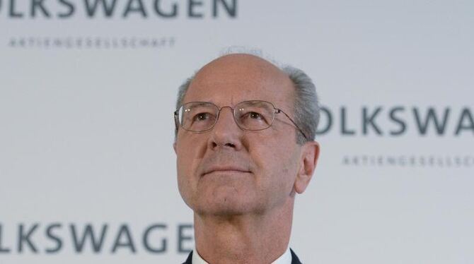 Der neue Aufsichtsratsvorsitzende der Volkswagen AG, Hans Dieter Pötsch, während einer Pressekonferenz im Volkswagen-Werk in