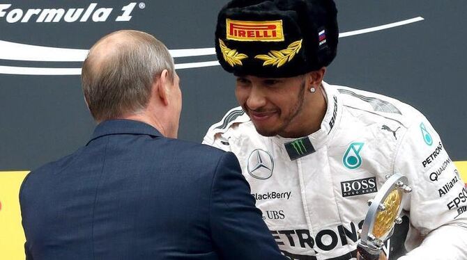 Der russische Präsident Wladimir Putin (l) gratuliert Lewis Hamilton zum Sieg in Sotschi. Foto: Srdjan Suki