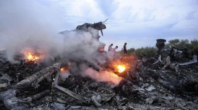 Juli 2014: Brennende Trümmer am Unglücksort in der Ukraine. Foto: Alyona Zykina