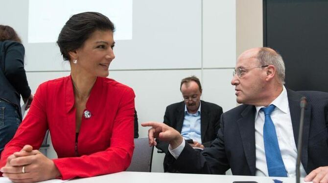 Sahra Wagenknecht und Gregor Gysi kurz vor der Wahl der neuen Fraktionsführung. Foto: Bernd von Jutrczenka