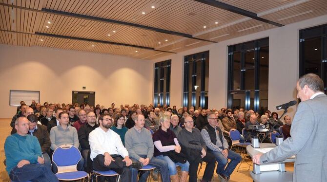 Gut besetzt war die Brühlhalle in Genkingen bei der Info-Veranstaltung zur Flüchtlingsunterbringung. Bürgermeister Uwe Morgenste