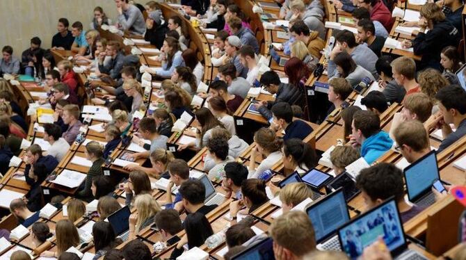 Die Zahl der Studierenden im auf den Rekordwert von fast 2,8 Millionen gestiegen. Foto: Swen Pförtner/Illustration