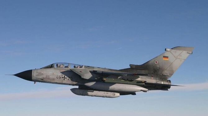 Ein Tornado der Luftwaffe während einer Aufklärungsmission. Am Bauch des Jets ist ein sogenannter »Recce-Pod« angebracht - ei