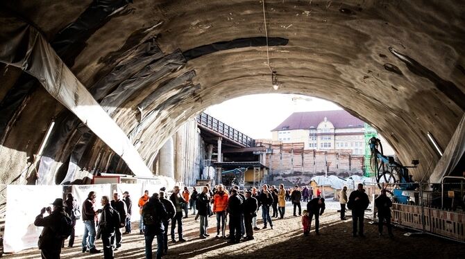 Besucher betrachten am Hauptbahnhof in Stuttgart die ersten 30 Meter des neuen Fernbahntunnels Bad Cannstatt, der zum Bahn-Großb