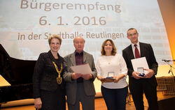 Barbara Bosch mit den drei Auserwählten, die dieses Jahr die Bürgermedaille erhielten: Werner Wunderlich (Zweiter von links), Je