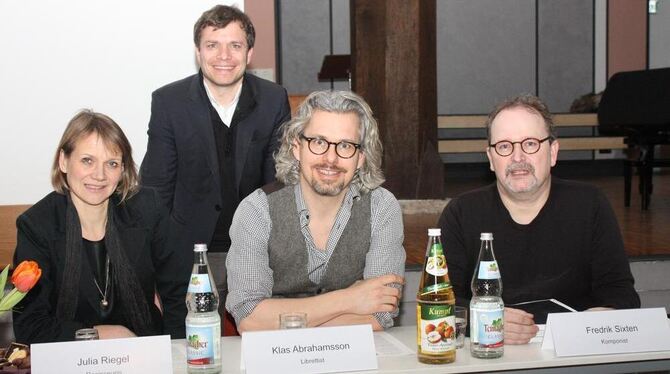 Beteiligte an der Wallander-Oper beim Pressegespräch in Tübingen: Regisseurin Julia Riegel (von links), der Initiator und künstl