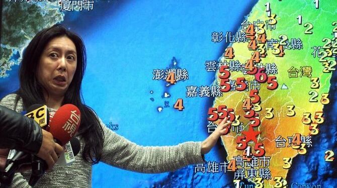 Die Mitarbeiterin des Seismologischen Instituts von Taiwan, Tsai Min-chien, zeigt eine Karte, auf denen die drei Erdbeben in