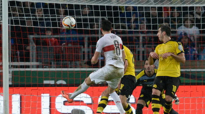 Stuttgarts Lukas Rupp erzielt das 1:1. Rechts Dortmunds Henrikh Mkhitaryan