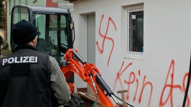 Unbekannte haben ein Flüchtlingsheim im bayerischen Vorra mit einem Hakenkreuz und rechten Parolen beschmiert. Foto: Daniel K