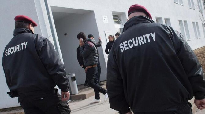 Zwei Sicherheitskräfte eines Sicherheitsdienstleisters, gehen am 08.02.2016 durch die Landeserstaufnahmeeinrichtung (LEA) in der Reinhardt-Kaserne in Ellwangen