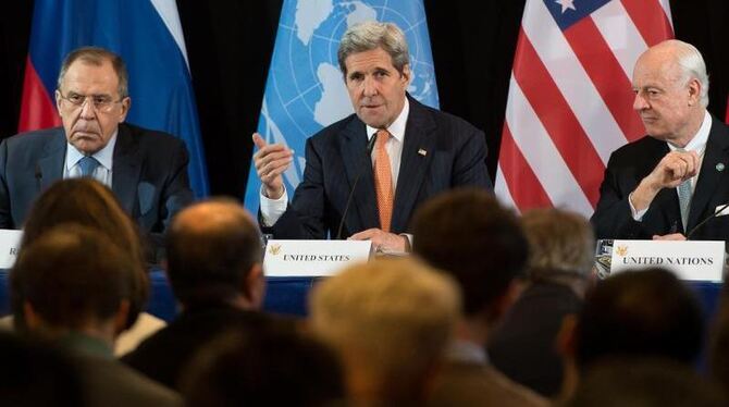 Als Sergej Lawrow (l-r), John Kerry und der UN-Syrien-Sondergesandte Staffan de Mistura in der Nacht vor die Journalisten tra