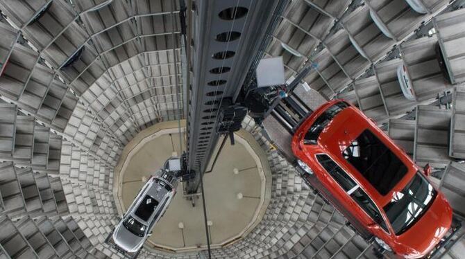 Autos in einem der Autotürme der Autostadt in Wolfsburg: Das deutsche Bruttoinlandsprodukt stieg im vierten Quartal gegenüber