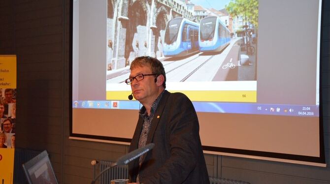 Jochen Gewecke von »Pro Regio Stadtbahn« beim Vortrag in Pfullingen vor einer Grafik, die die Regionalbahnstrecke in der Mühlstr