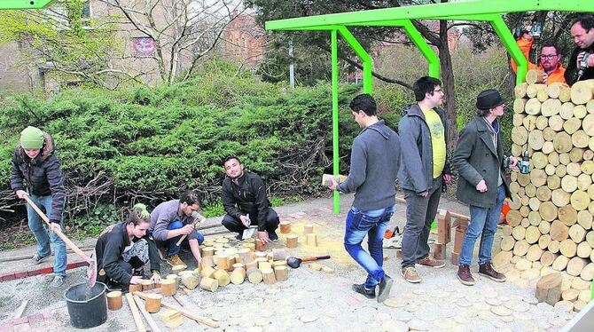 Fleißige Helfer: Jugendliche packten bei der Gestaltung »ihres« Platzes auf der Pomologie selbst mit an. Rechts im Bild (hinterm