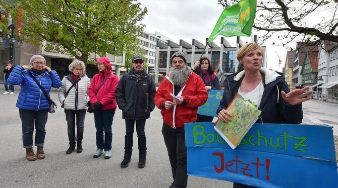 Cindy Holmberg (vorn rechts) und Rainer Buck (links daneben) starteten den grünen Stadtspaziergang auf dem Marktplatz. GEA-FOTO: