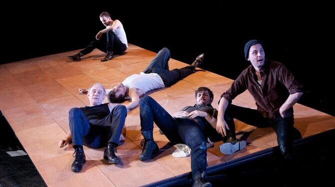Wie es aussieht, wenn Männer auf die schiefe Bahn geraten, zeigt Bühnenbildner Peter Scior mit einer schrägen Ebene. FOTO: GRAET