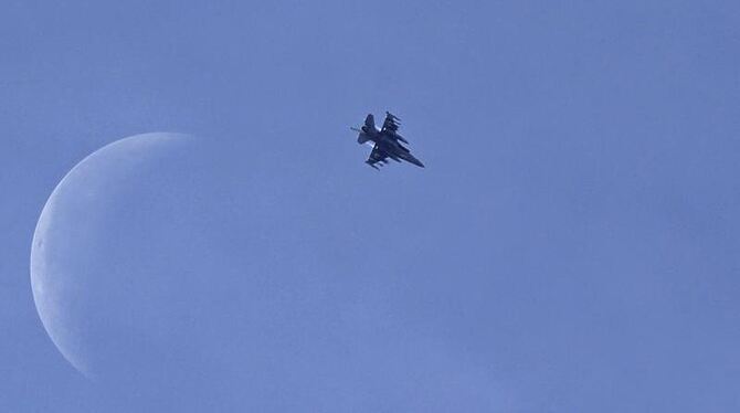 Ein Kampfflugzeug der US-geführten Koalition im Einsatz gegen den IS. Foto: Tolga Bozoglu/Archiv