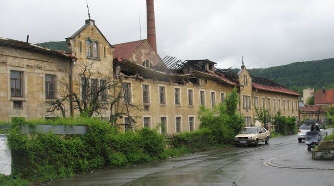 Der Dachstuhl des sogenannten Langhauses der einstigen Weberei Eisenlohr in Dettingen ist völlig zerstört. GEA-FOTO: RUTH WALTER