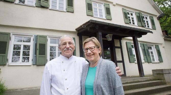 Nehmen Abschied von der Gaststätte Alteburg: die Wirtsleute Dieter und Ingrid Sommer.