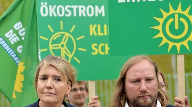 Simone Peter und Anton Hofreiter, die Bundesvorsitzenden der Partei Bündnis 90/Die Grünen, protestieren gegen die EEG-Reform.