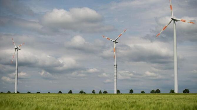 Windräder stehen bei Peine in Niedersachsen hinter einem Gerstenfeld: Bund und Länder haben sich auf Eckpunkte für den weiter