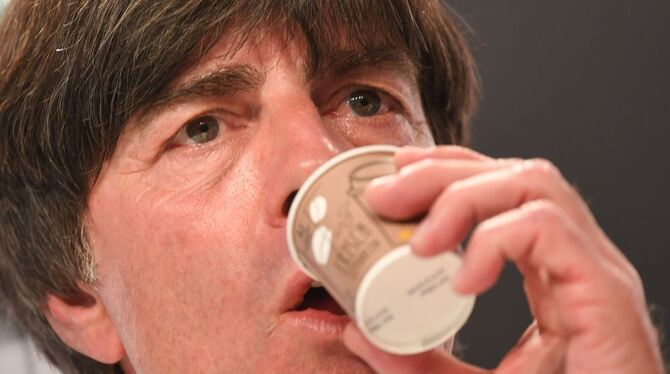 Bundestrainer Joachim Löw kann kaltem Kaffee nichts abgewinnen – dafür aber einem frischen Espresso. FOTO: DPA