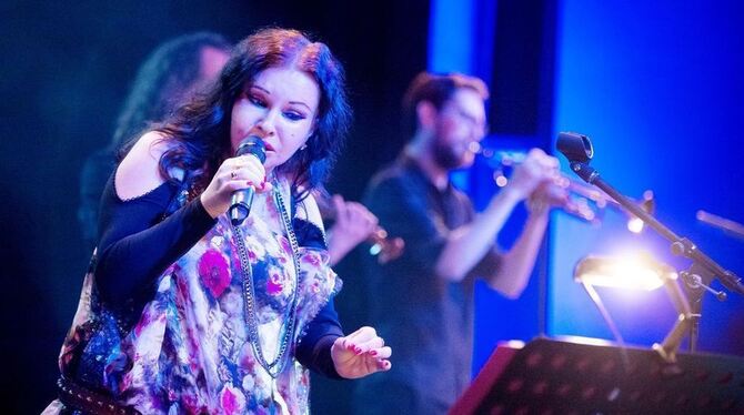 Die Sängerin Natacha Atlas bei ihrem Auftritt im franz. K – das Reutlinger Kulturzentrum finanziell kräftiger zu unterstützen, w