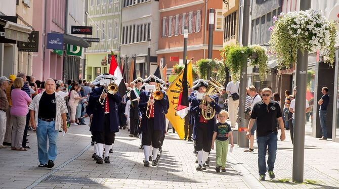 Angeführt duch die Stadtkapelle setzte sich der Festzug in der Wilhelmstraße in Bewegung. FOTO: GERLINDE TRINKHAUS