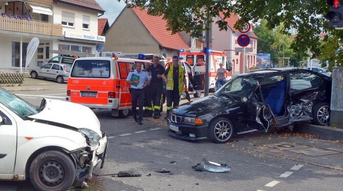 Nach derzeitigem Ermittlungsstand fuhr die Unfallverursacherin im BMW nahezu ungebremst in die Vorfahrtsstraße ein.