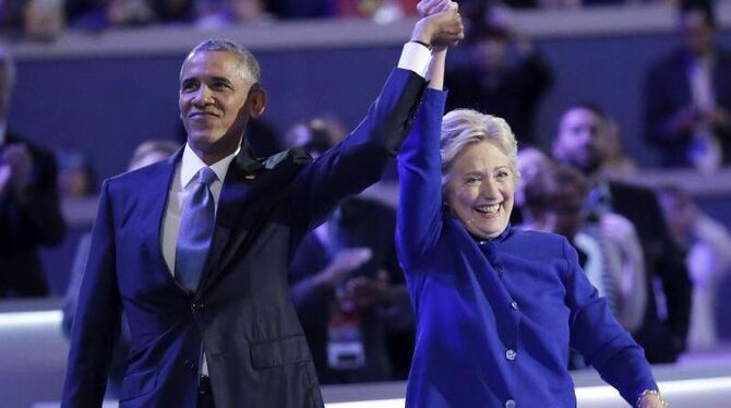 Hillary Clinton erschien überraschend auf der Bühne, just als Präsident Barack Obama seine umjubelte Rede beendet hatte. Pete