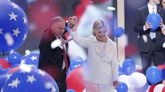Ganz in Weiß: Hillary Clinton ist die erste Frau, die für eine der beiden großen US-Parteien antritt. Zusammen mit Tim Kaine