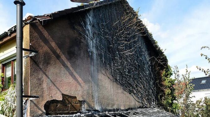 Ein Holzbackofen setzte in Orschel-Hagen eine Pergola und den Dachstuhl eines Reiheneckhauses in Brand.