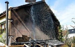 Ein Holzbackofen setzte in Orschel-Hagen eine Pergola und den Dachstuhl eines Reiheneckhauses in Brand.