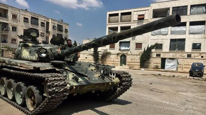 Ein syrischer T-72-Panzer lauert in einer Kampfpause in Aleppo. Foto: Michael Alaeddin/Sputnik