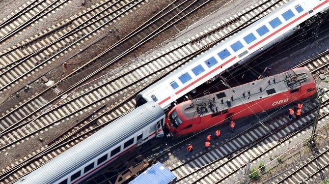 Beim Zusammenstoß zwischen einem Eurocity-Zug und einem Güterzug waren zwei mit rund 110 Passagieren besetzte Waggons umgekippt.