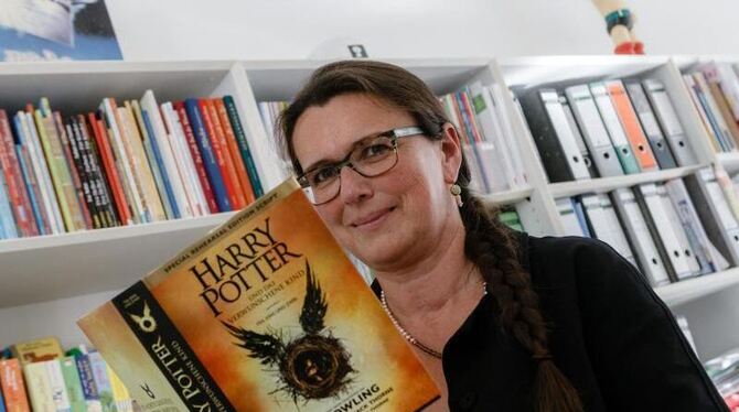 Renate Herre, Geschäftsführerin des Carlsen Verlags, mit dem neuen Harry-Potter-Buch. Foto: Markus Scholz