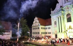 Historienspiel mit vielen Effekten aus der modernen Trickkiste: die Klosterfestspiele in Zwiefalten. FOTOS: WARNACK