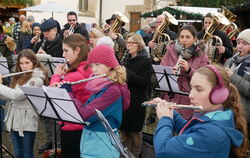 Zum Beginn des Betzinger Weihnachtsmarkts spielte der Betzinger Musikverein weihnachtliche Lieder.