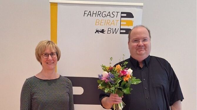Der Eninger Uwe Iwens ist der neue Vorsitzende des Fahrgastbeirats von Baden-Württemberg. Mit auf dem Bild ist die stellvertrete