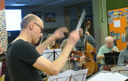 Dirigent Oliver Bensch bei der Probe mit dem Metzinger Kammerorchester.