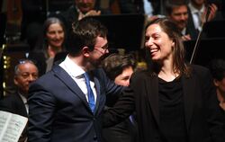 Pianist Frank Dupree und Dirigentin Ariane Matiakh beim "Sonntags um elf"-Konzert in der Reutlinger Stadthalle. 