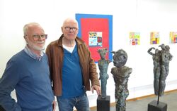 Bildhauer Peter Wichmann (links) und Maler Friedhelm Wolfrat zeigen in Wolfrats Atelier in der Reutlinger Gustav-Wagner-Straße i