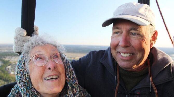 Miss Norma und ihr Sohn Tim in einem Heißluftballon. Foto: Ramie B. Liddle