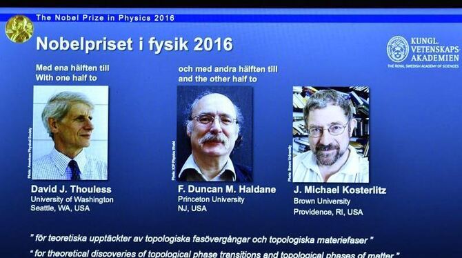 Die Königlich-Schwedische Akademie in Stockhom präsentiert die diesjährigen Physik-Nobelpreisträger: David Thouless (l-r), Du