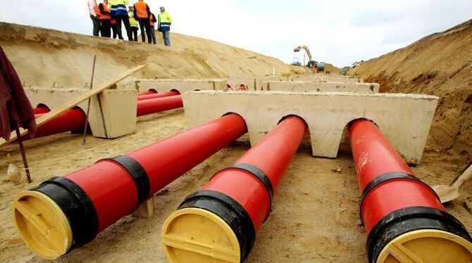 Kunststoffrohre, durch die Strom-Erdkabel gezogen werden, werden auf einer Amprion-Baustelle verlegt. Foto: Roland Weihrauch