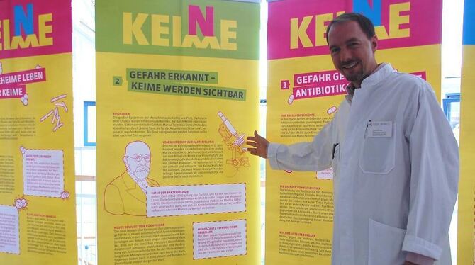 Der Hygieniker Dr. Jan Liese präsentiert die mobile Ausstellung zur Aufklärung gegen Keime an der Uniklinik.